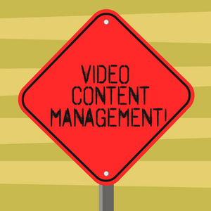 顯示視頻內(nèi)容管理的文本符號(hào)。個(gè)人的概念照片評(píng)估是對(duì)產(chǎn)品的回應(yīng), 在彩色紙照片上充滿飲料的飲料杯的頂觀